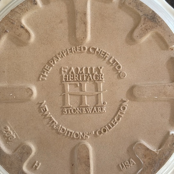 Pampered Chef Scalloped Edge Stoneware Pie Dish - Picture 3 of 5